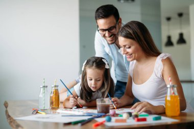 Mutlu aile eğleniyor evde vakit
