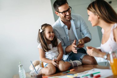 Mutlu aile eğleniyor evde vakit