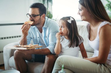Pizza evde birlikte paylaşımı mutlu bir aile portresi
