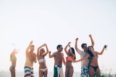 Dans ve sıcak yaz aylarında parti insanlar