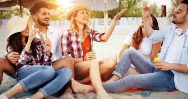 Arkadaş grubu kaygısız hafta sonu. Bir grup genç neşeli insan birbirine bağlar ve gülümseyen