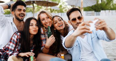 Mutlu genç insanlar selfies alarak ve having fun