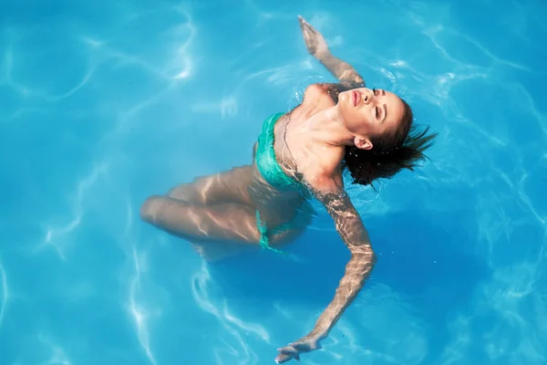 Užijte Léto Žena Relaxační Bazénové Vodě Krásná Žena Plovoucí Vodě — Stock fotografie