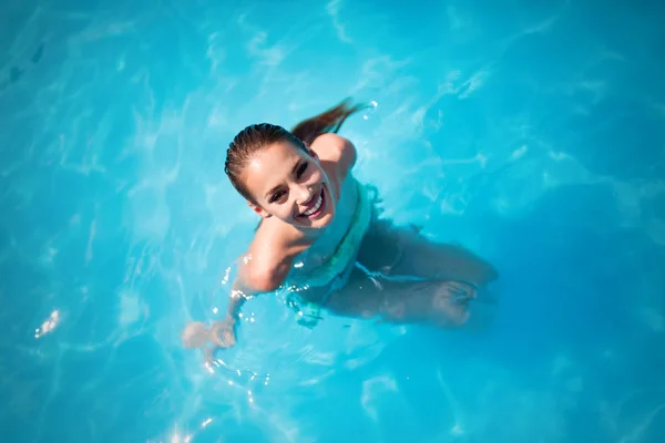 Glamoureuze Vrouw Genieten Van Vakantie Door Zwemmen Zwembad — Stockfoto