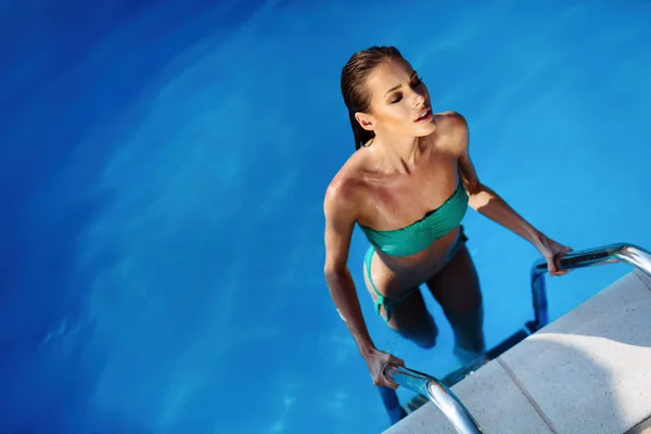 Schöne Sexy Frau Pool Sommer — Stockfoto