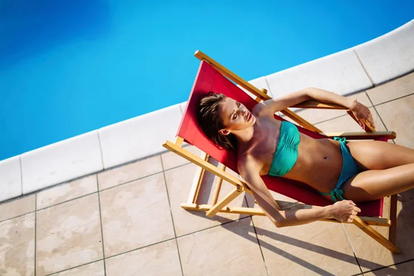 Mujer Tomando Sol Piscina Durante Verano — Foto de Stock