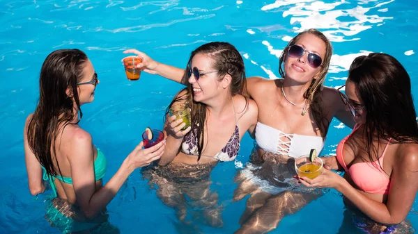 Hermosas Chicas Disfrutando Vacaciones Beber Cócteles — Foto de Stock