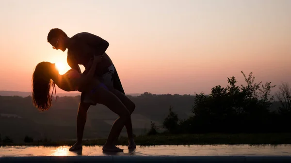 Romantický Tanec Při Západu Slunce Páru Plavkách — Stock fotografie