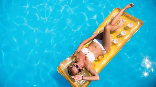 Bela Natação Loira Relaxante Piscina — Fotografia de Stock