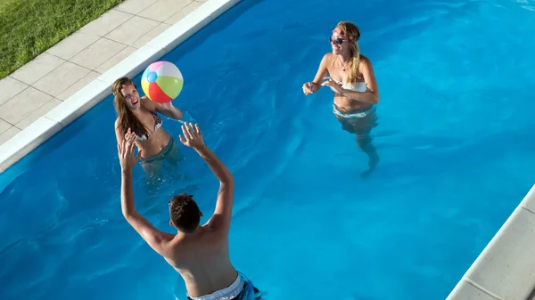 Gruppo Amici Che Divertono Piscina Durante Vacanze Estive — Foto Stock