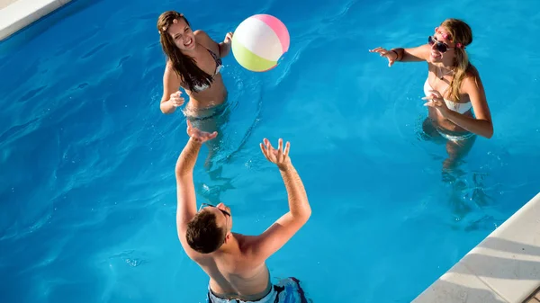 Groep Van Gelukkige Mensen Feesten Zwembad — Stockfoto