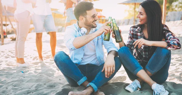 Joyeux Jeune Couple Souriant Buvant Bière Plage — Photo