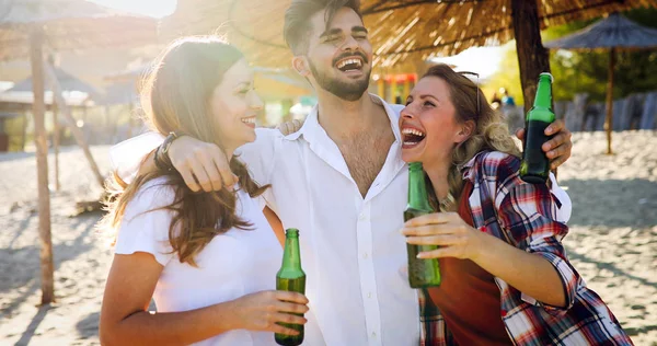ビーチ パーティーの友人 陽気な若者がビーチで素敵な時間を一緒に過ごすと ビールを飲み — ストック写真