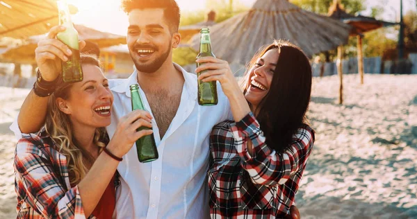 Grupp Glada Vänner Festa Stranden Och Kul — Stockfoto