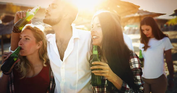 Hermosos Amigos Felices Riendo Sonriendo Aire Libre — Foto de Stock