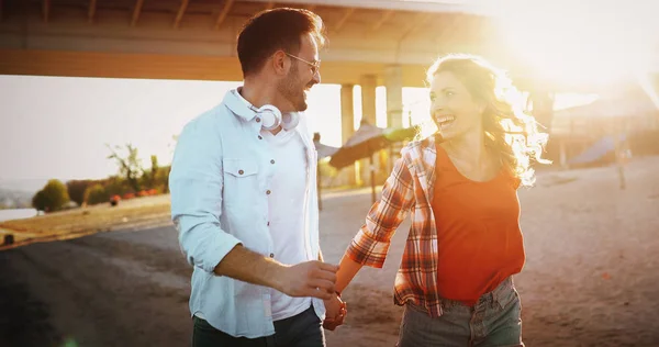 Gelukkige Paar Glimlachend Plezier Tijd Strand — Stockfoto