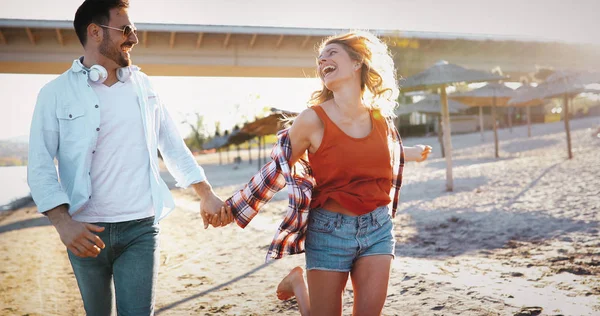 Mooie Paar Knuffelen Daten Het Strand Bij Zonsondergang — Stockfoto