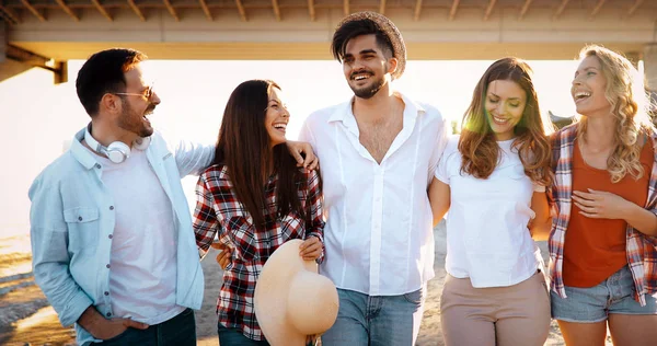 Hermosos Amigos Felices Riendo Sonriendo Aire Libre — Foto de Stock