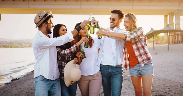 Hermosos Amigos Felices Riendo Sonriendo Aire Libre — Foto de Stock