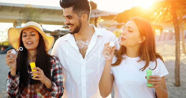 Grupp Vänner Som Har Fest Stranden — Stockfoto