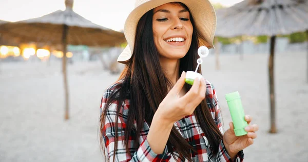 Gelukkig Jonge Vrouw Bellen Blazen Het Strand Bij Zonsondergang — Stockfoto