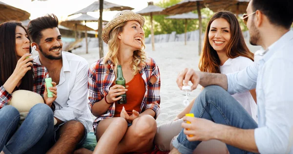 Feliz Grupo Jóvenes Amigos Divirtiéndose Playa Verano — Foto de Stock