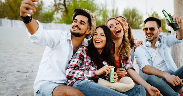 Mutlu genç insanlar selfies alarak ve having fun