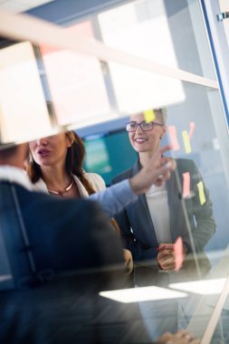 Ofiste iş proje üzerinde yaratıcı profesyonel iş adamları