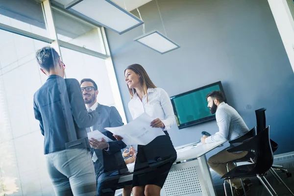 Conférence Réunion Des Gens Affaires Dans Bureau Moderne — Photo