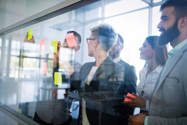 Empresarios Profesionales Creativos Que Trabajan Proyectos Empresariales Oficina — Foto de Stock