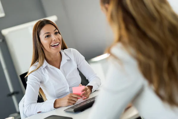 Felices Colegas Negocios Chat Casual Oficina — Foto de Stock