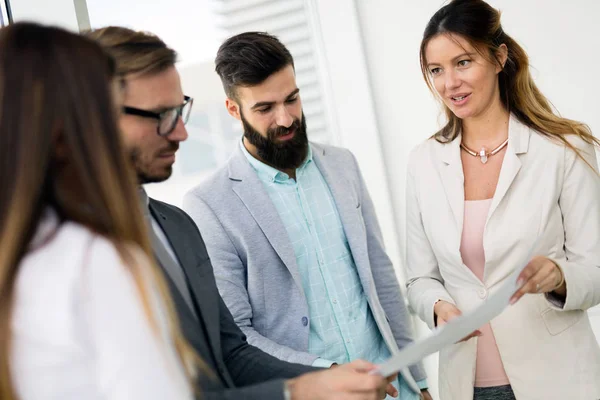 Gruppo Imprenditori Che Collaborano Progetto Ufficio — Foto Stock