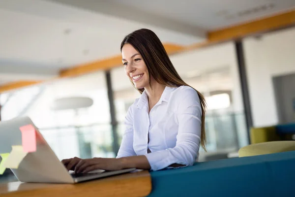 Uomini Affari Che Lavorano Giorno All Ufficio Affari — Foto Stock