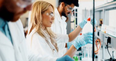 Laboratuvarda birlikte çalışan genç kimya öğrencileri.