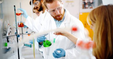 Laboratuarda birlikte çalışan bir grup kimya öğrencisi.