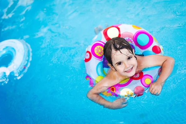 Kleines Mädchen im Schwimmbad mit Schwimmring — Stockfoto