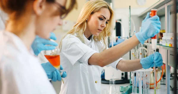 Jovens Estudantes Química Trabalhando Juntos Laboratório — Fotografia de Stock