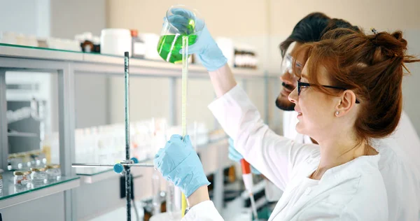 Estudante Feminina Atraente Química Que Trabalha Laboratório — Fotografia de Stock