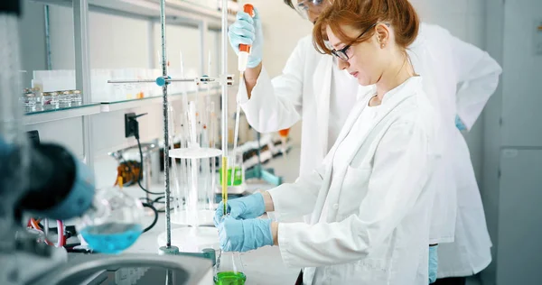 Junge Chemiestudenten Arbeiten Labor Zusammen — Stockfoto