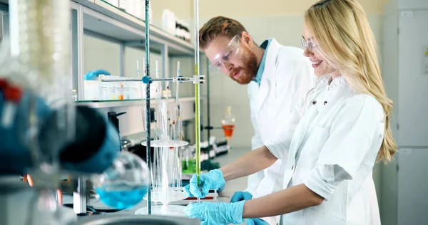 Young Students Chemistry Working Together Laboratory — Stock Photo, Image