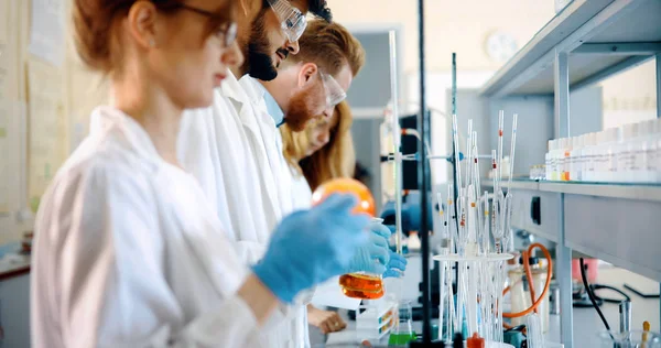 Chemiestudenten Arbeiten Gemeinsam Labor — Stockfoto