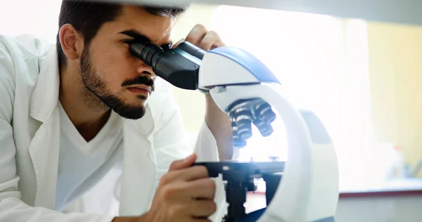 Genç Erkek Bilim Laboratuvar Mikroskop Aramak — Stok fotoğraf