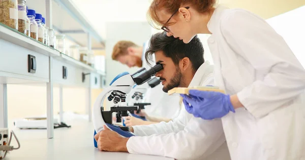 Jovem Cientista Olhando Através Microscópio Laboratório — Fotografia de Stock