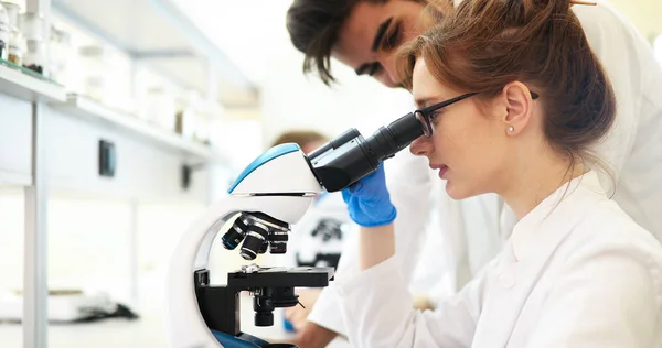 Científica Joven Mirando Través Del Microscopio Laboratorio — Foto de Stock