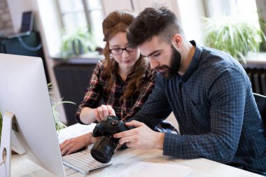 Modern ofiste birlikte çalışan iki genç tasarımcılar