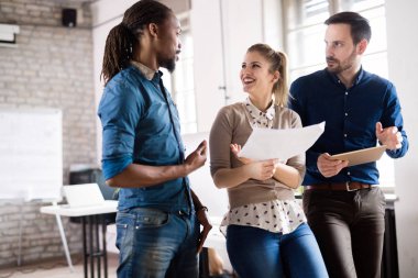 Genç Mimarlar ofiste tartışma portresi