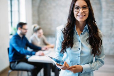 Modern ofisinde çalışan genç çekici kadın mimar