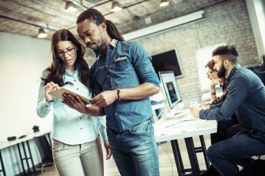 Genç Mimarlar ofiste tartışma portresi