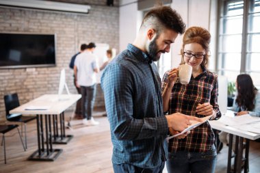 Genç Mimarlar ofiste tartışma portresi