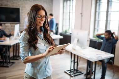 Modern ofisinde çalışan genç çekici kadın mimar